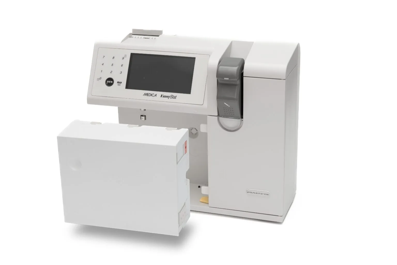 دستگاه الکترولیت آنالایزر EasyStat با نمایشگر دیجیتال و محفظه نمونه‌گیری در محیط آزمایشگاهی؛ مناسب برای آنالیز دقیق الکترولیت‌های خون