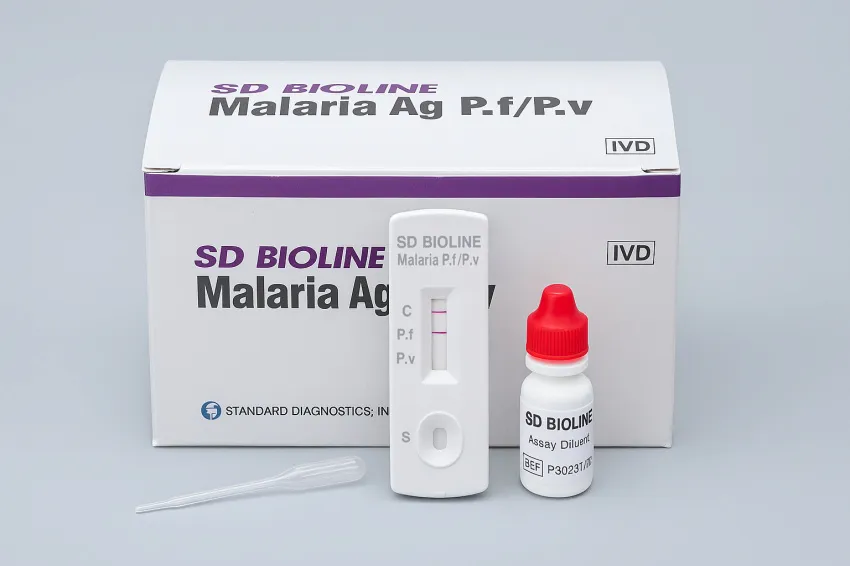 کیت تشخیص مالاریا (Bioline Malaria Ag P.F/P.V) در کنار میکروسکوپ و لام خون رنگآمیزیشده، مناسب برای تشخیص سریع P. falciparum و P. vivax در محیطهای اندمیک. (حدود 180 کاراکتر)