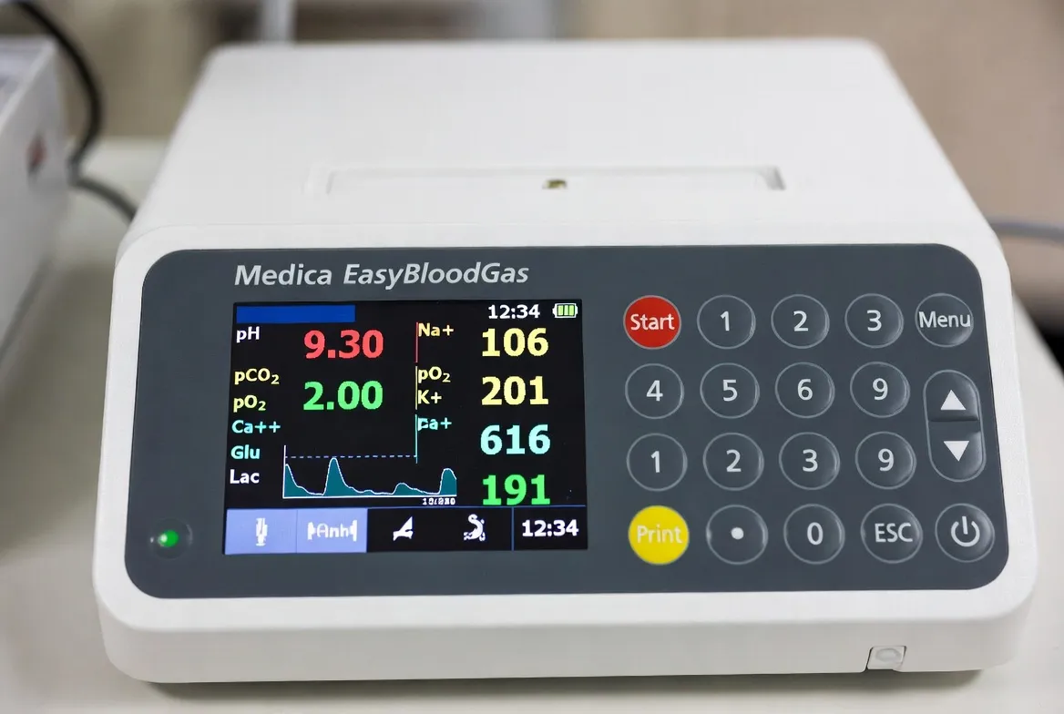 دستگاه آنالایزر گازهای خونی EasyBloodGas برند medica نمای نزدیک با جزئیات دقیق و نورپردازی طبیعی
